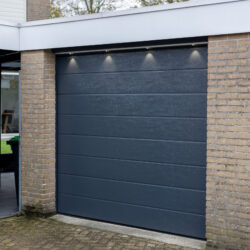 Sectionaaldeur - Woodgrain breed - RAL7016 - LED lijst